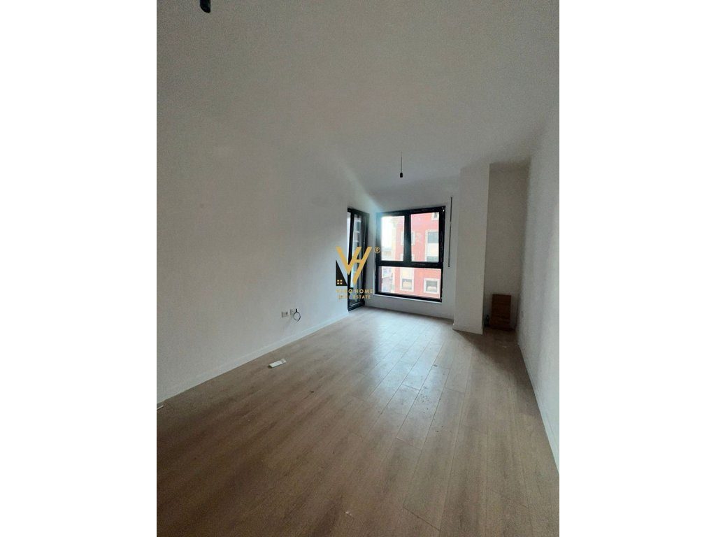 JEPET ZYRE 76 M2 ME QERA TE KOMUNA E PARISIT 600 EURO