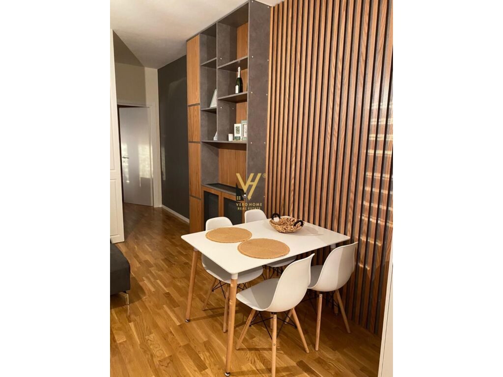 Jepet Apartament 1+1+verande me qera te Rruga e Barrikadave 120 m2 2