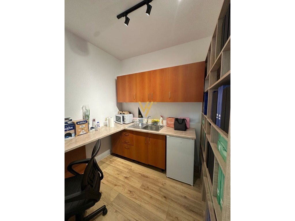 JEPET ZYRE 120 M2 ME QERA NE ISH BLLOK 1.000 EURO 4