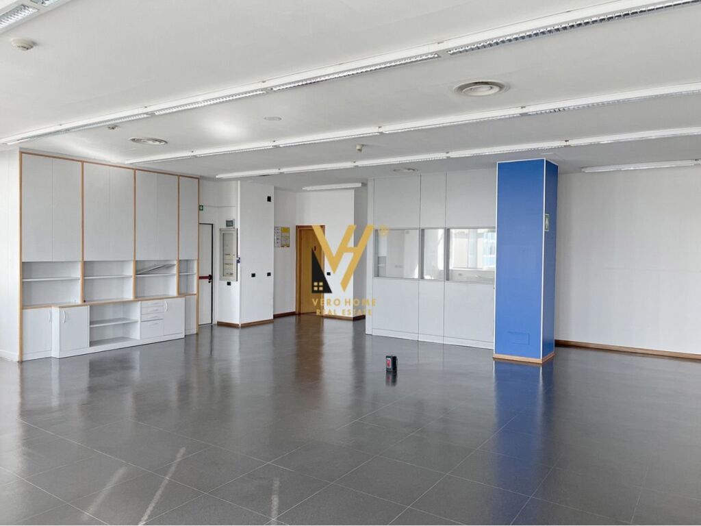 Jepet Zyre me qera ne Bllok 320 m2 1