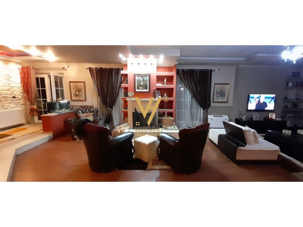 Shitet Apartament duplex 4+1+3 ne Korce 255 m2