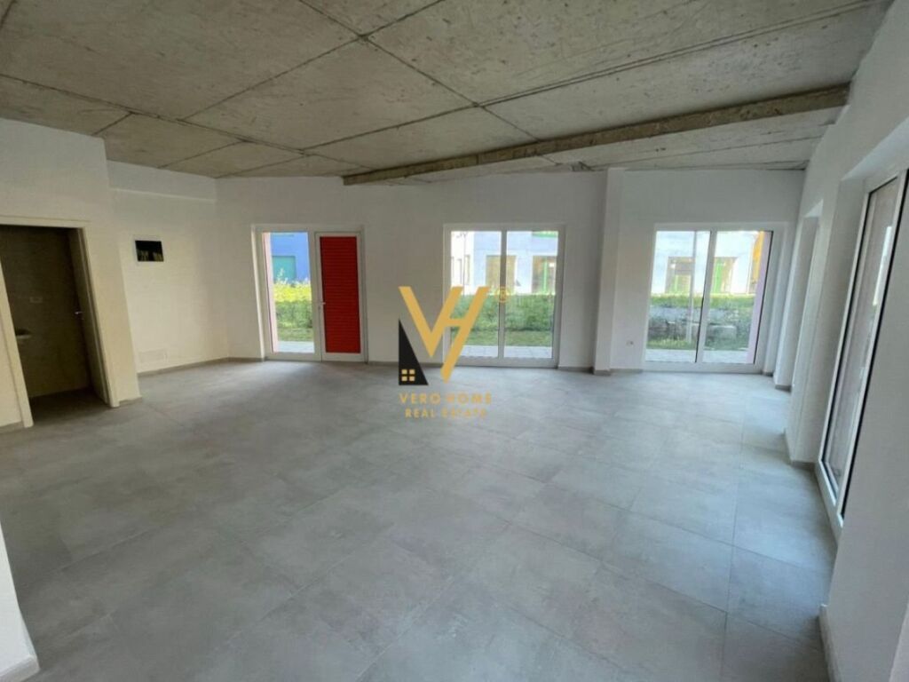 Shitet ambjent biznesi te Rruga Dritan Hoxha 104 m2