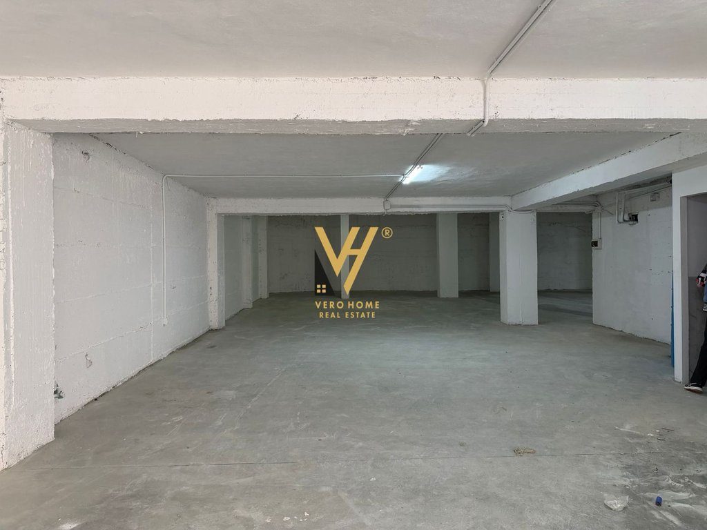JEPET MAGAZINE 480 M2 ME QERA TE UZINA TRAKTORI 200.000 LEKE 2