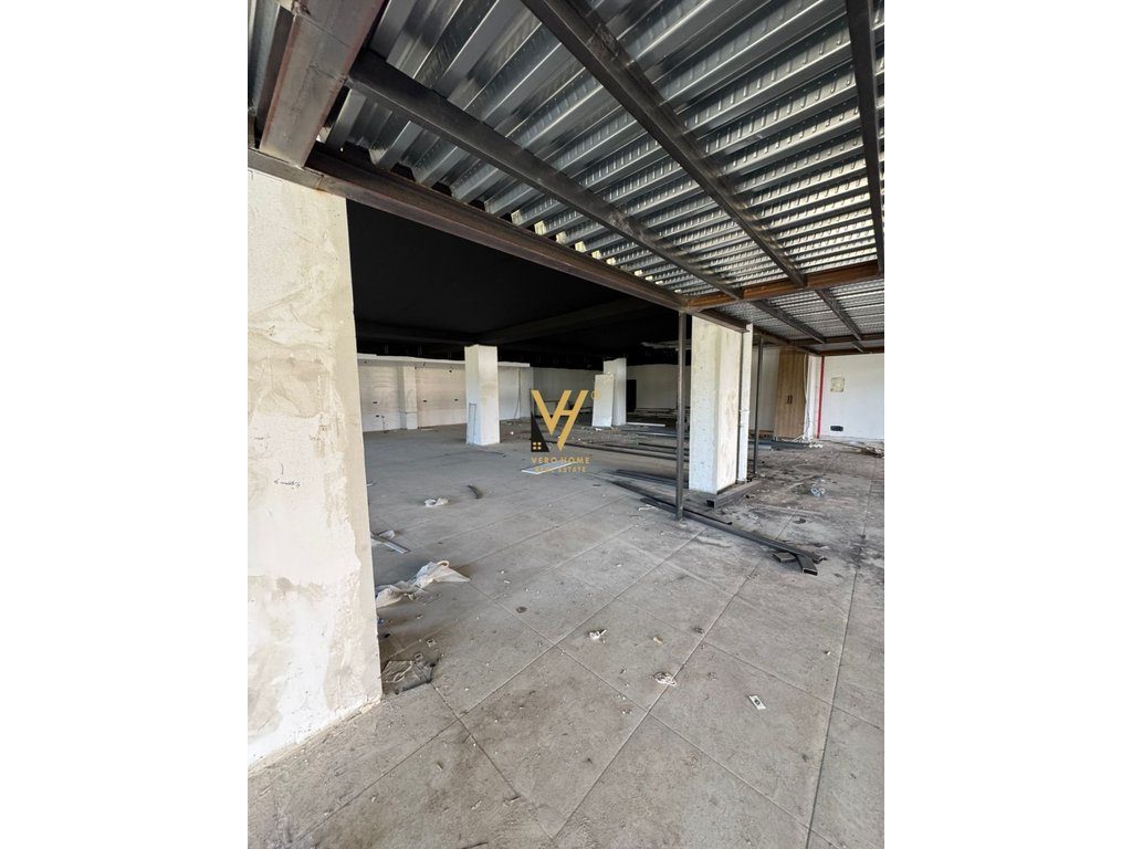 SHITET AMBIENT BIZNESI 820 M2 TE LIQENI I THATE 2.500.000 EURO 4