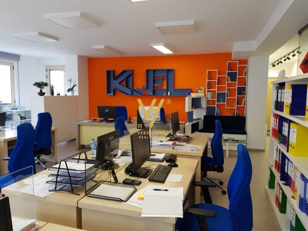 Shitet ambient biznesi te Komuna e Parisit 107 m2 2