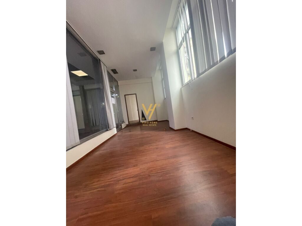 Jepet zyre me qera te Bulevardi Zogu i Pare 40 m2 3