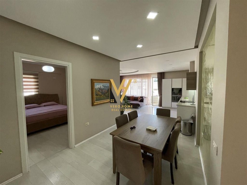 JEPET APARTAMENT 3+1+2+BLK ME QERA TEK LIQENI I THATE 1.300 EURO 2