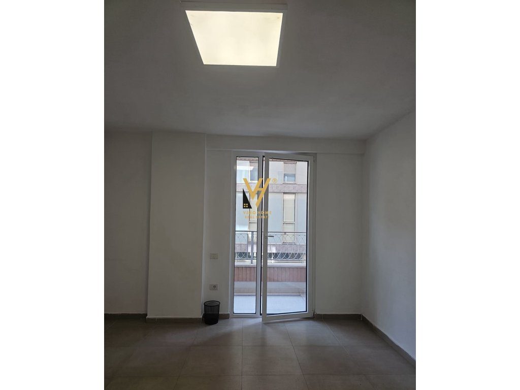 JEPET ZYRE 74 M2 ME QERA TE RRUGA ELBASANIT 1.200 EURO 3