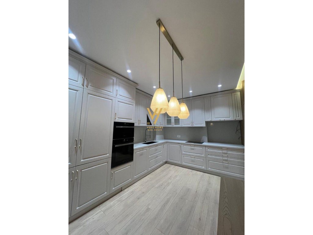 JEPET APARTAMENT 3+1+2+3BLK ME QIRA TE RRUGA E KOSOVAREVE 2.500 EURO 2