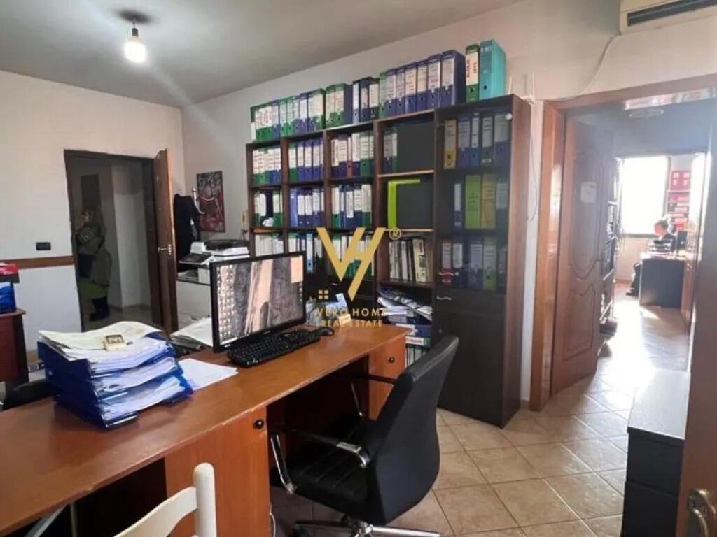 Jepet zyre me qera te Kompleksi Delijorgji 110 m2 2