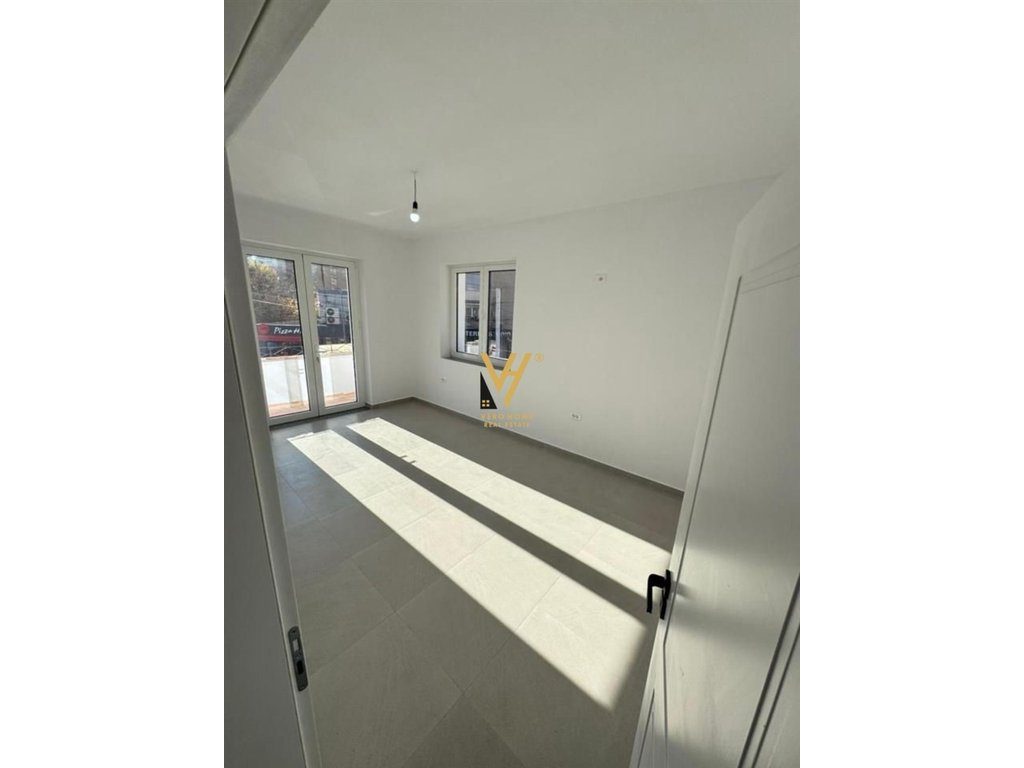 JEPET ZYRE 70 M2 ME QERA TE MINE PEZA 1.000 EURO