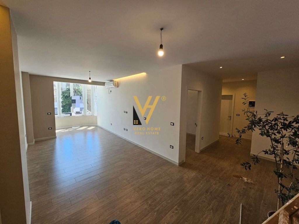 SHITET APARTAMENT+GARSONIERE TE ZOGU I ZI 300.000 EURO