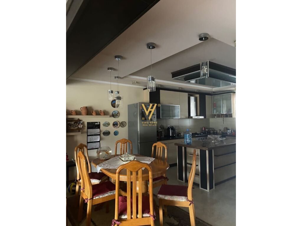 Jepet vile tre katshe me qera te Kodra e Diellit 270 m2 3