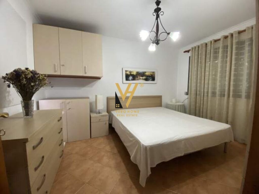 Jepet Apartament 3+1 me qera te Rruga Frosina Plaku 140 m2 4