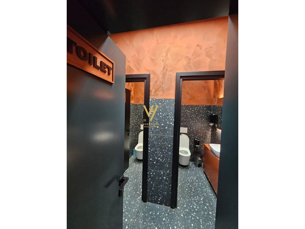 Shitet Ambient Biznesi te Stacioni i Trenit 490 m2