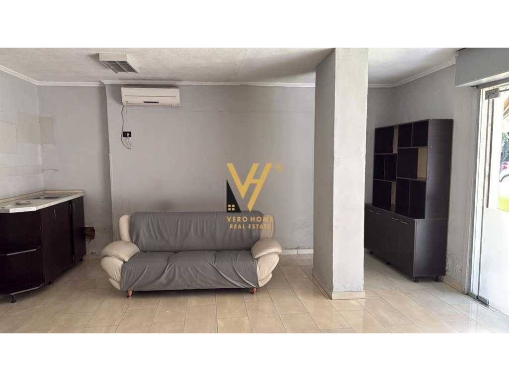 JEPET AMBIENT BIZNESI 60 M2 ME QERA TE SHESHI WILLSON 600 EURO 3