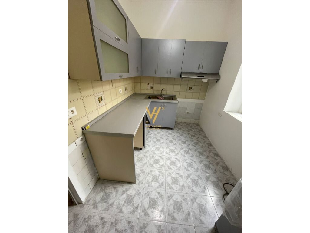 Jepet zyre me qera te Blloku 90 m2 3