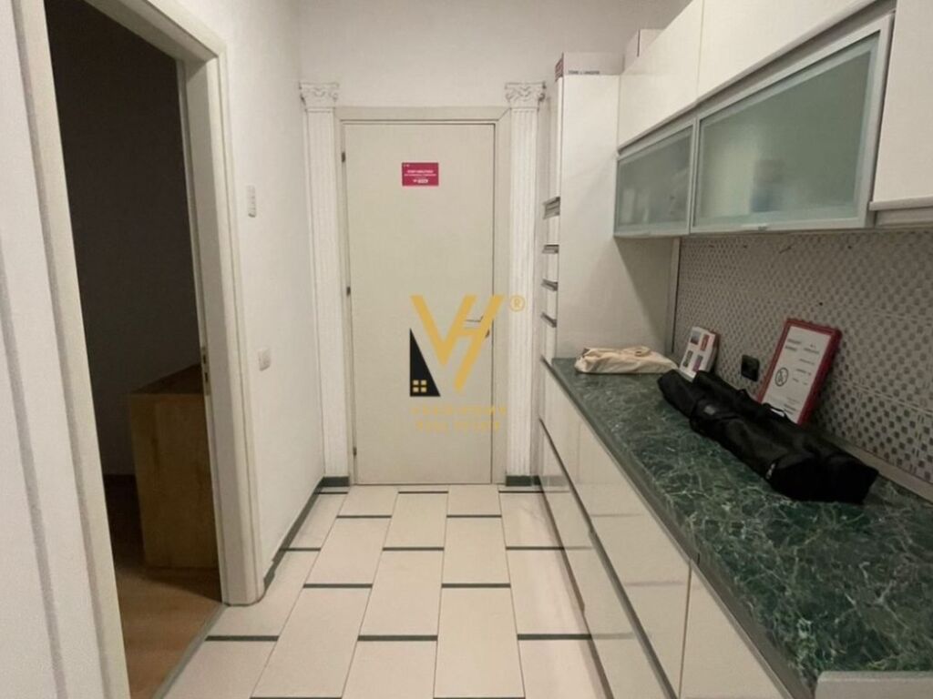 Shitet vile 3 kateshe te Rrethrrotullimit Saukut 1400 m2 4