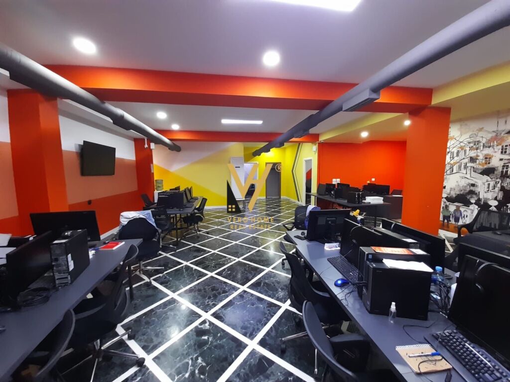Jepet Ambient Komercial me qera te Bulevardi Zogu i Pare 224 m2 4