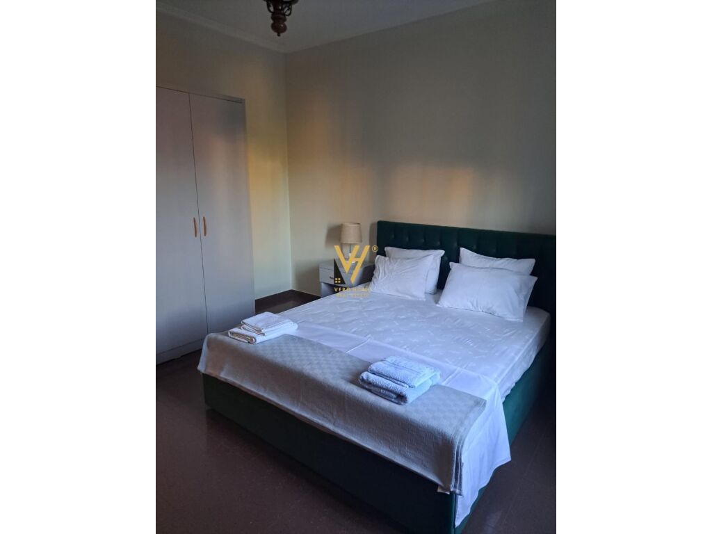 Jepet Apartament 2+1+ballkon me qera te Pazari i Ri 130 m2