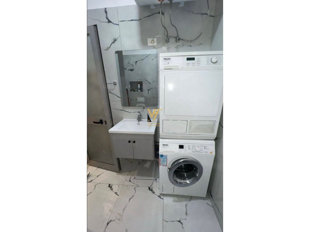 JEPET APARTAMENT 1+1 ME QERA TE RRUGA E BARRIKADAVE 650 EURO 4