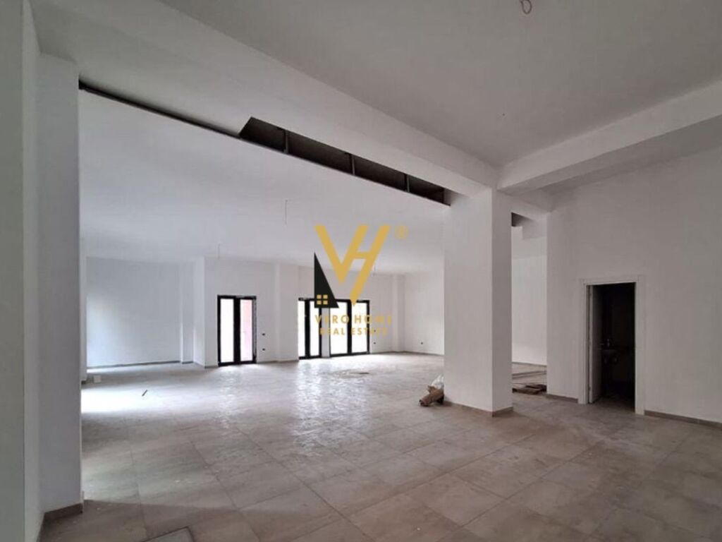 Jepet ambjent komercial me qera te Rruga e Dibres 612 m2 4