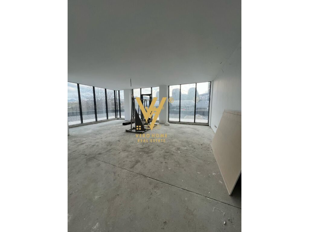 JEPET AMBIENT 375 M2 ME QERA TE RRUGA E KOSOVAREVE 4.500 EURO
