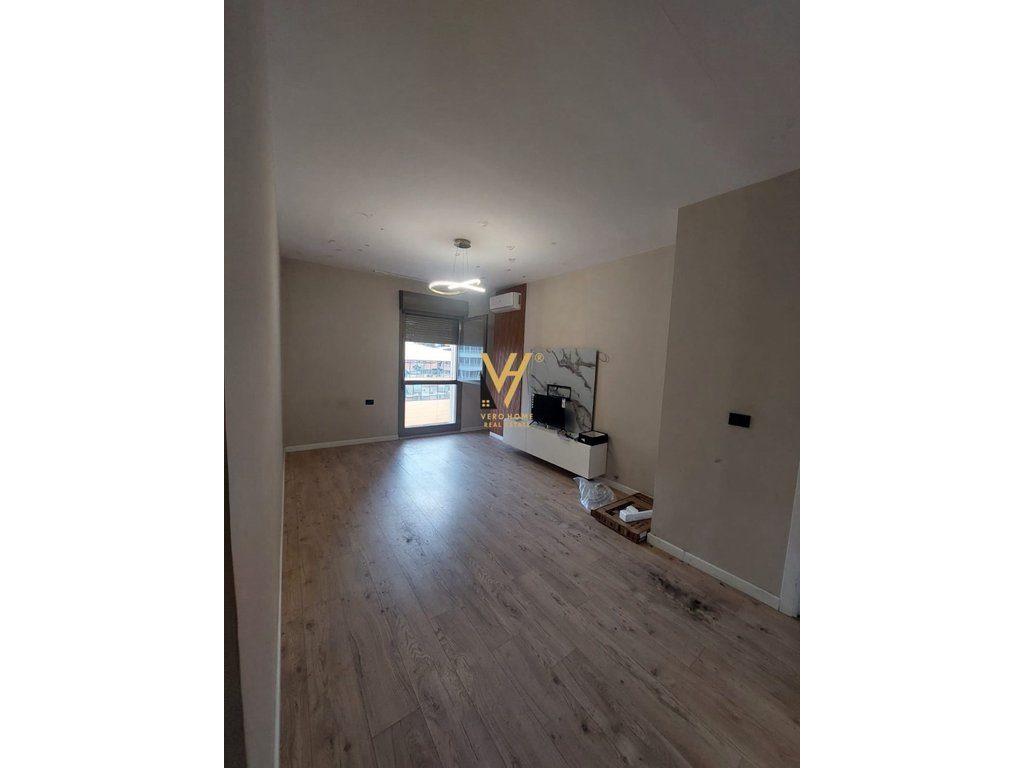 JEPET ZYRE 100 M2 ME QERA NE QENDER 1.500 EURO