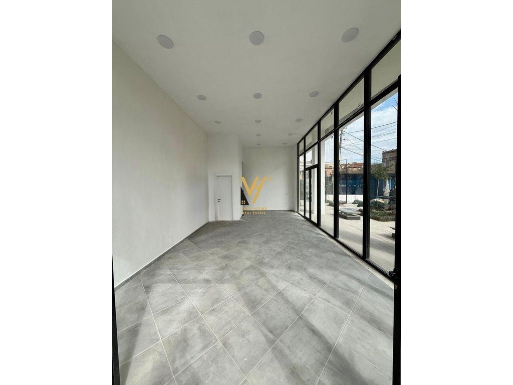 JEPET AMBIENT BIZNESI 45 M2 ME QERA TE PAZARI I RI 700 EURO