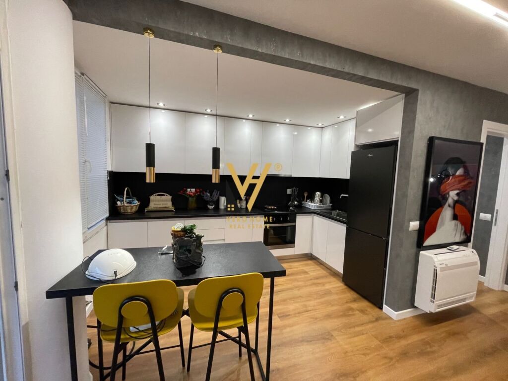 Shitet Apartament 2+1+2+ballkon te Rruga Frosina Plaku 136 m2 3