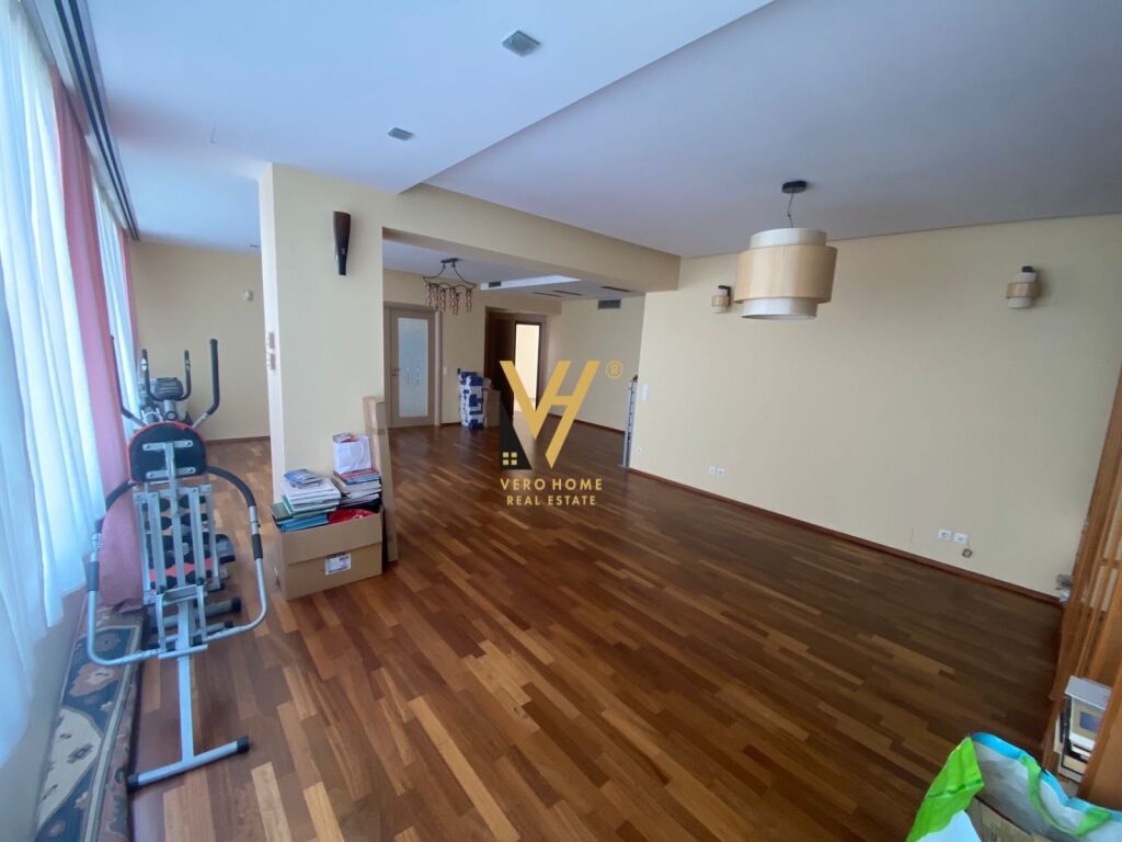 Jepet Zyre me qera te Blloku 160 m2 2