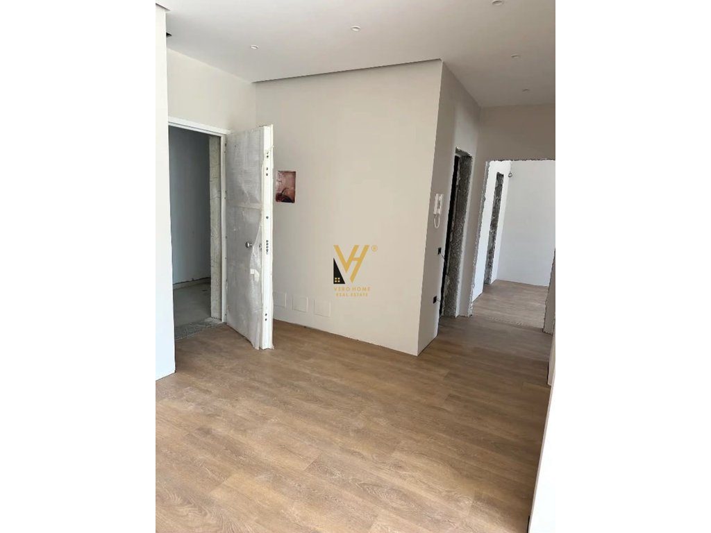 JEPET AMBIENT BIZNESI 117 M2 ME QERA TE KOMUNA E PARISIT 1.900 EURO 4