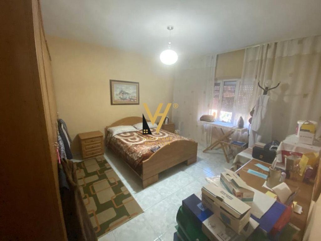 JEPET APARTAMENT 3+1 ME QIRA TE RRUGA FORTUZI 50.000 LEKE 2