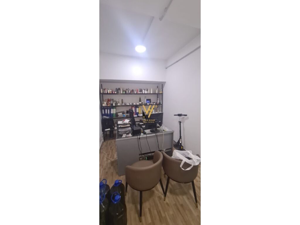 Shitet magazine 130 m2 te Rruga Frosina Plaku , Kompleksi Kontakt 3