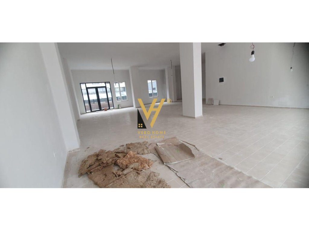 JEPET AMBIENT BIZNESI 220 M2 ME QERA NE SHKOZE 300.000 LEKE 2