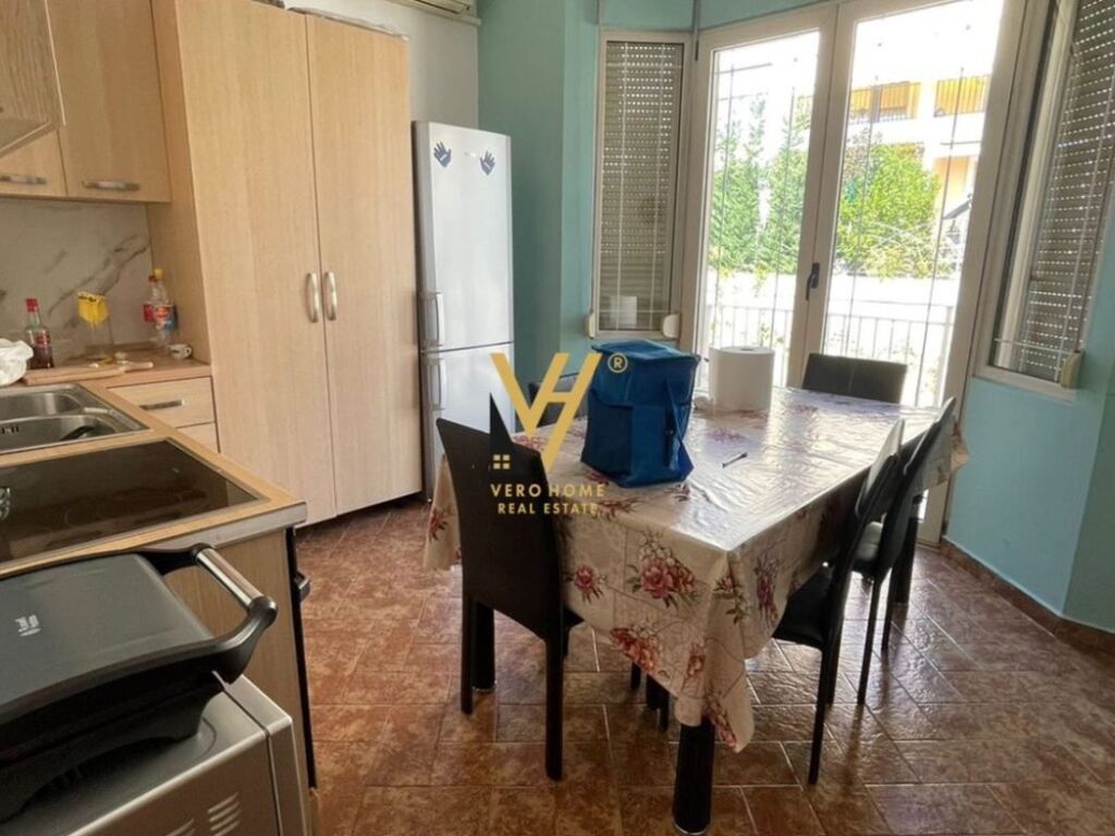 Shitet vile 3 kateshe te Rrethrrotullimit Saukut 1400 m2