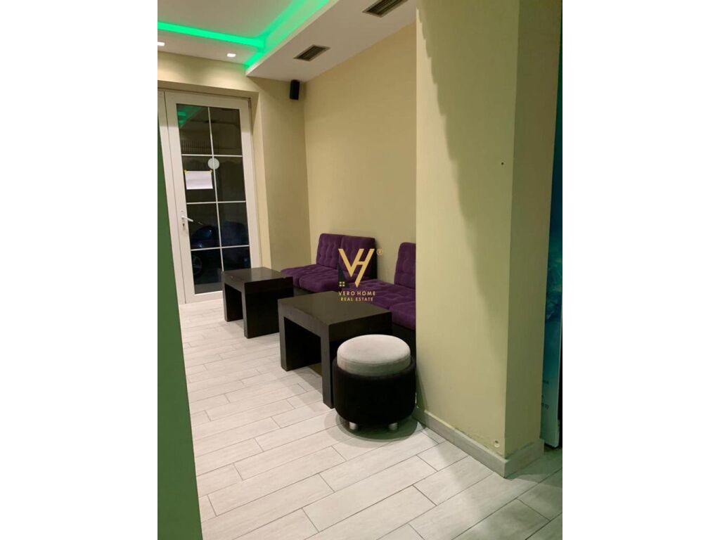 Jepet lokal me qera te Xhamia e Tabakve 80 m2 3