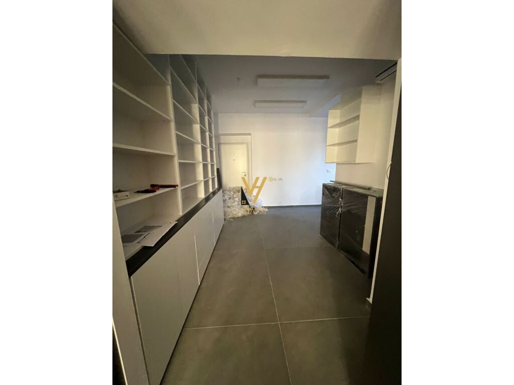 Jepet Dyqan me qera te Rruga e Durresit 180 m2 4