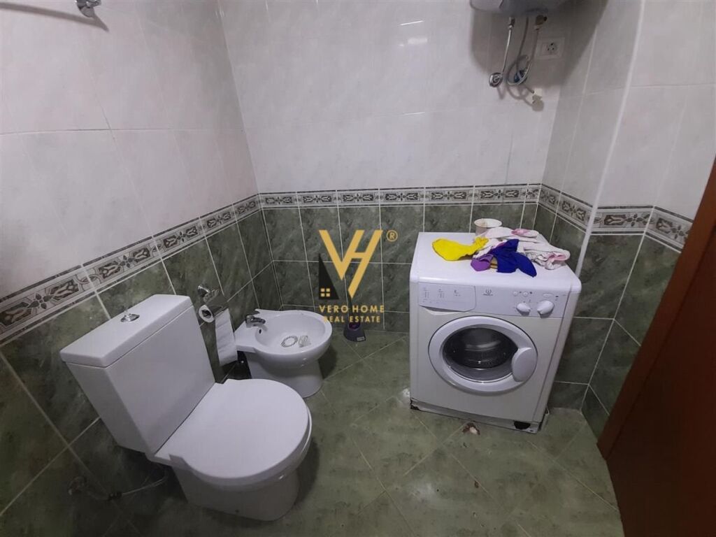 Jepet zyre me qera te Qendra Kristal Center 80 m2 2