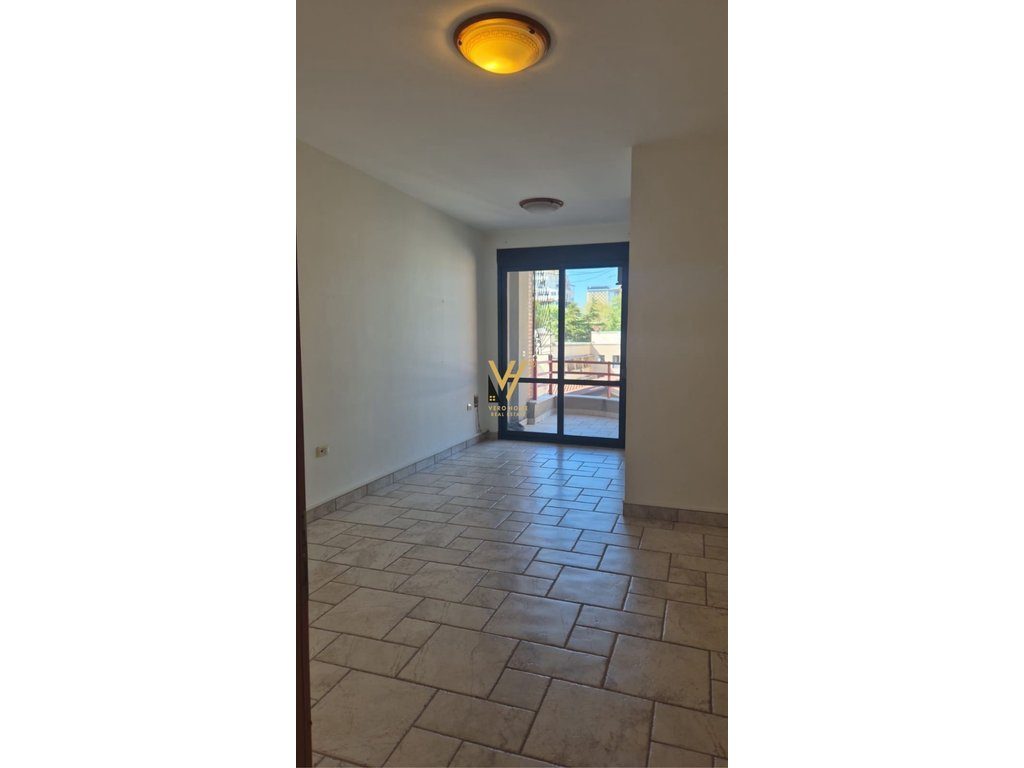 JEPET AMBIENT 140 M2 ME QERA TE RRUGA E ELBASANIT 1.600 EURO 2