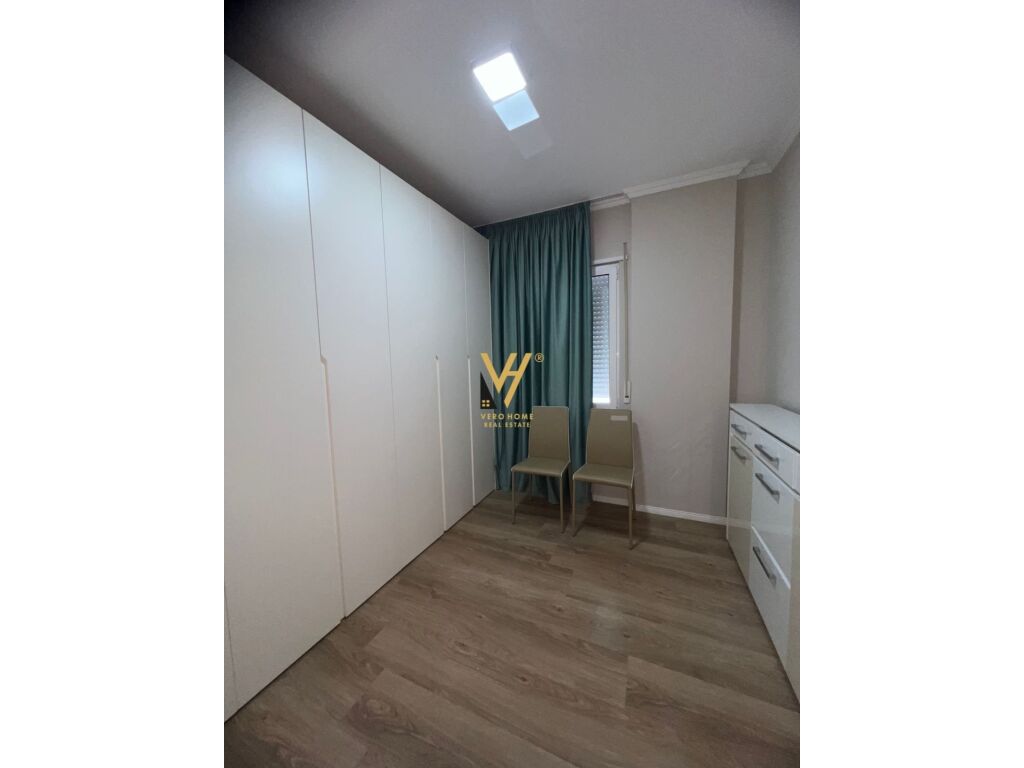 Jepet Apartament 3+1+2+post parkimi me qera te Liqeni i Thate 120 m2