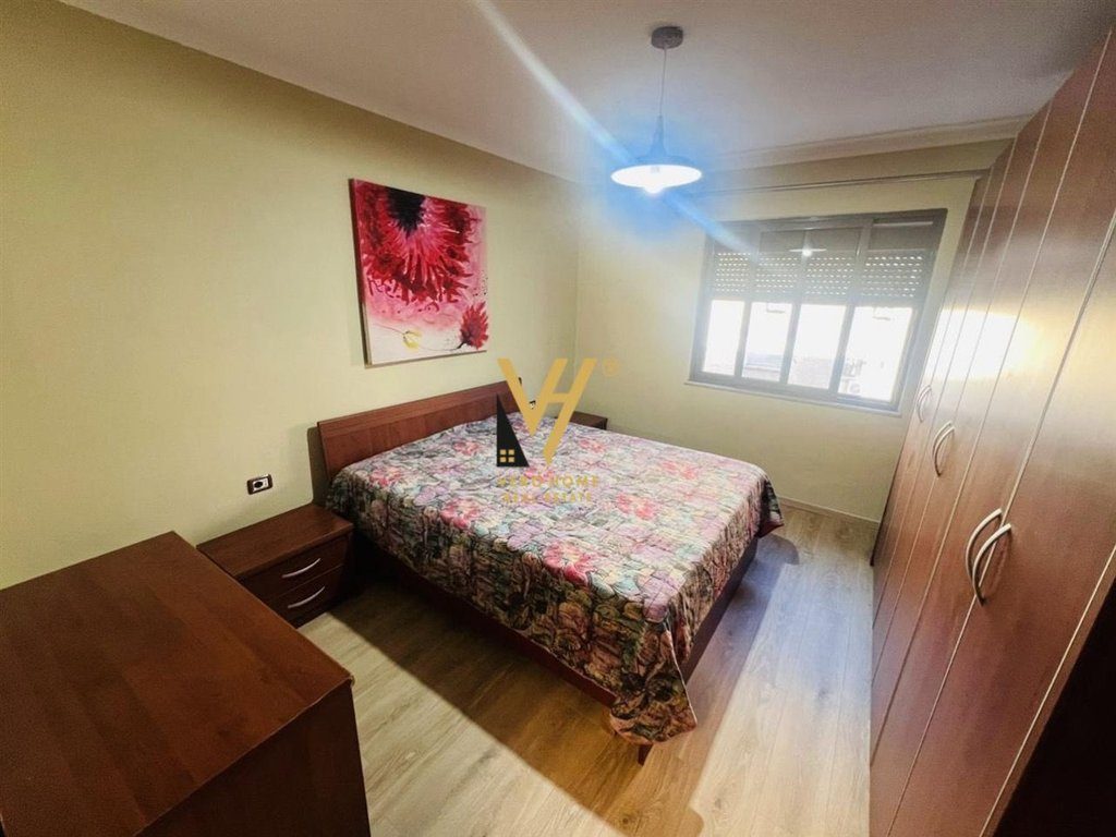 JEPET APARTAMENT 2+1 ME QERA TE STADIUMI DINAMO 650 EURO 4