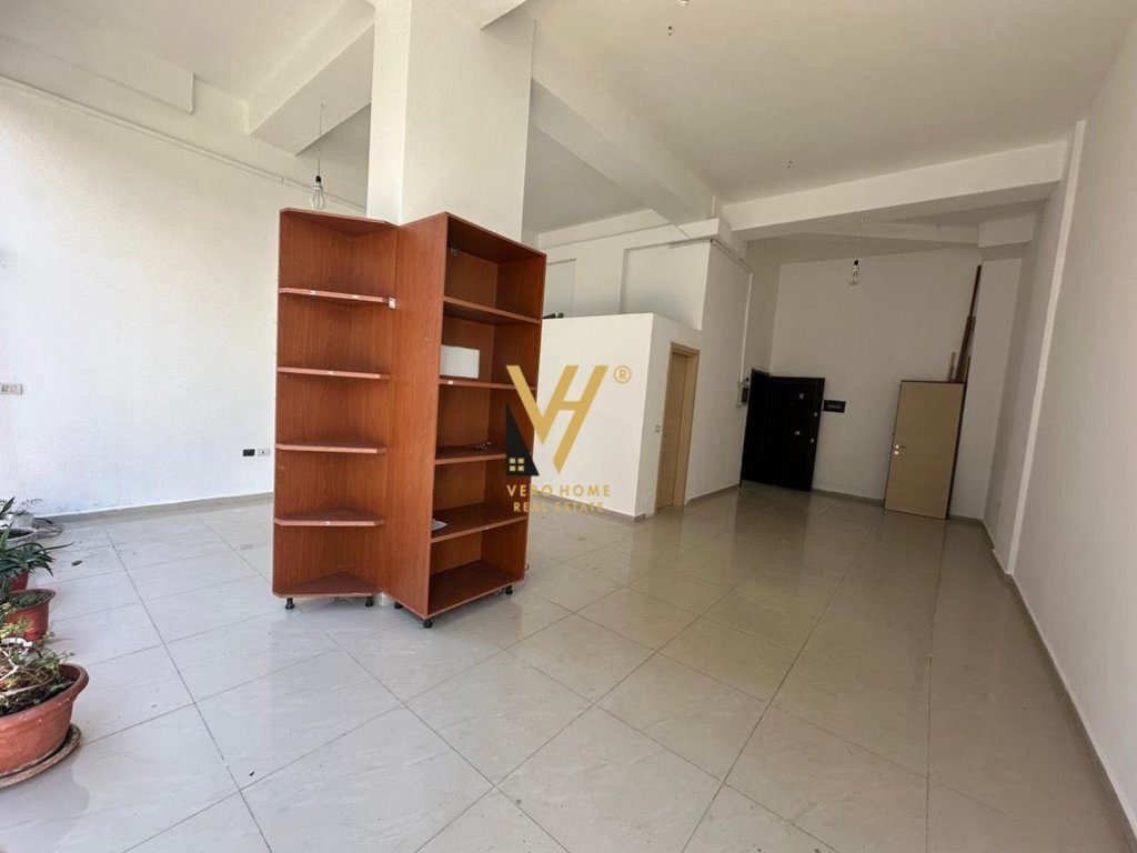 JEPET AMBIENT BIZNESI 54 M2 ME QERA NE ASTIR 50.000 LEKE