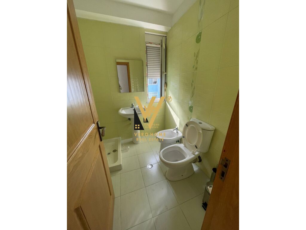 JEPET ZYRE 100 M2 ME QERA TEK ISH EKSPOZITA 700 EURO 3