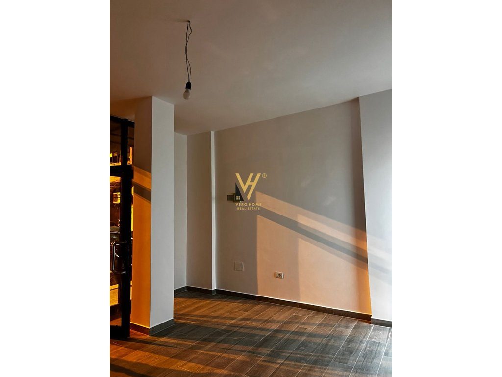 JEPET AMBIENT BIZNESI 32 M2 ME QERA TE STADIUMI DINAMO 45.000 LEKE