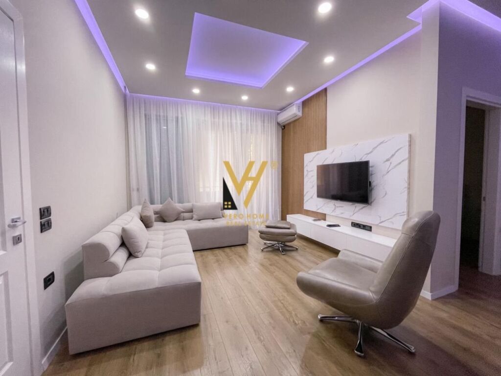 Jepet Apartament 2+1+ballkon me qera te Pazari i Ri 130 m2