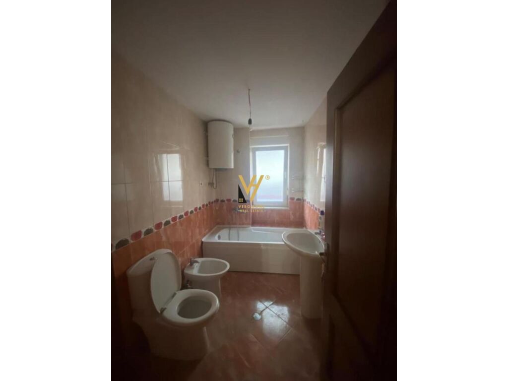 Shitet apartament 3+1+2 te Kompleksi Kolombo, Liqeni i Thate 140 m2