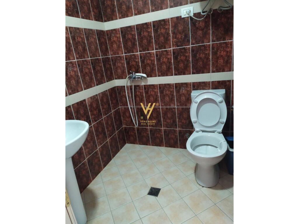 Shitet Hotel tre Kateshe edhe Truall ne Lezhe 600 m2