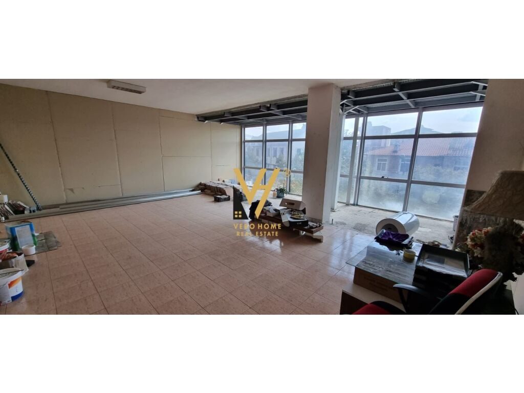 Jepet ambjent komercial me qera ne Kinostudio 250 m2