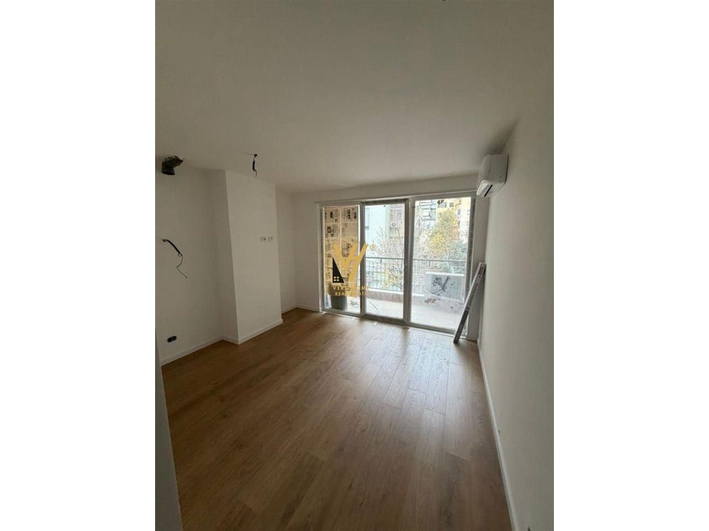 JEPET ZYRE 74 M2 ME QERA TE TREGU ÇAM 750 EURO